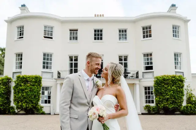 The gorgeous frontage of Rockbeare Manor and Hannah & Lewis looking just as effortlessly beautiful 😍 And that romantic veil in the wind shot 👌
#weddingveil #bridalveil #rockbearemanor #rockbearemanorweddingphotographer #somersetweddingphotographer